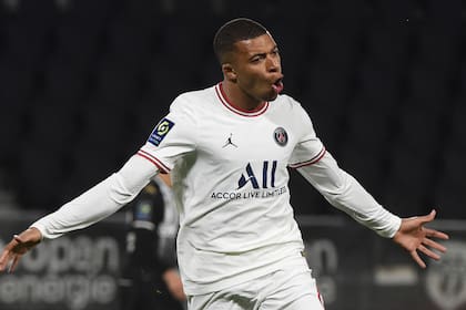 Kylian Mbappé renovó su contrato con PSG y recuperó el primer puesto como el futbolista mejor valuado del planeta