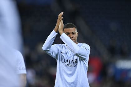 Kylian Mbappé saluda a los hinchas de PSG durante el calentamiento previo al partido contra Maccabi Haifa