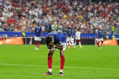 Kylian Mbappé se llenó de frustración en la eliminación de Francia de la Copa del Mundo. (AP Foto/Julio Cortez)