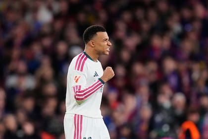Kylian Mbappé se lució en un clásico en el que Real Madrid impuso la inteligencia para borrarle el puntaje perfecto a Barcelona.