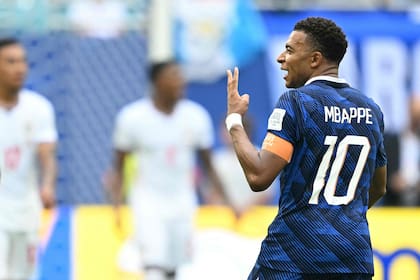 Kylian Mbappé volvió a dejar su huella en la competición (Photo by ROBERTO SCHMIDT / AFP)