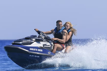 Kylian Mbappé y Ester Expósito están juntos y no solo no se esconden, sino que aprovechan cada momento para disfrutar de la vida. Ahora, la flamante pareja pasó unos días en Ibiza, donde se dejó ver muy divertida durante un paseo en jet ski bajo el sol mediterráneo