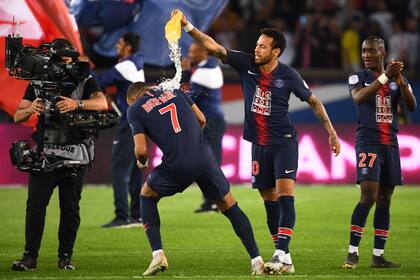 Kylian Mbappé y Neymar, durante los festejos del título
