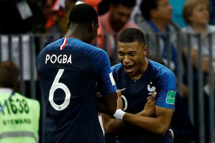 Kylian Mbappe y Paul Pogba durante Rusia 2018