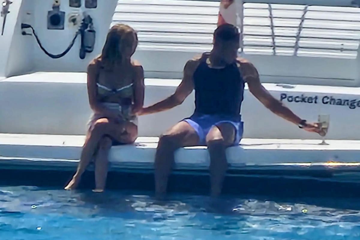 Kylian Mbappé y su novia Ester Exposito de vacaciones en Italia, mientras se recupera de una lesión en la previa de un clásico ante Barcelona que podría definir la liga de España