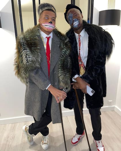 Kylian Mbappé y TChaga brillaron en la noche de Halloween disfrazados como
Akeem Joffer, príncipe de Zamunda y su amigo Semmi, de la película Un príncipe en Nueva York