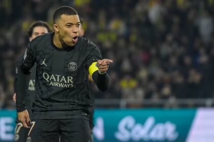 Kylian Mbappé y uno de sus tradicionales festejos, que intentará repetir contra Barcelona por los cuartos de final de la Champions League