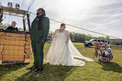 Kylie Augustine Rice, a la derecha, y Michael Rice se sacan sus primeras fotos de recién casados en la mañana del eclipse solar en Russellville. Decenas de parejas aprovecharon el fenómeno para pedir la mano de su prometida. (Alex Kent/The New York Times)