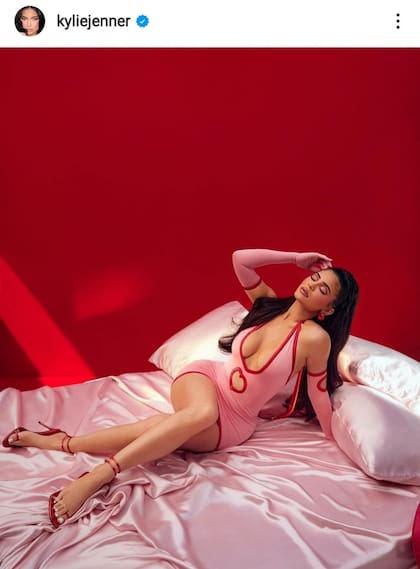 Kylie Jenner aprovechó para promocionar su marca de lencería