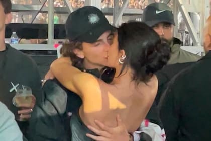 Kylie Jenner y Timothée Chalamet ya no ocultan su amor y se besaron en público en un recital
