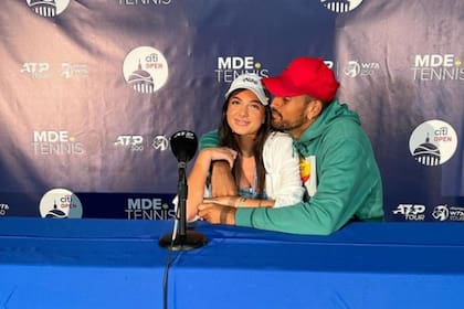 Kyrgios y su novia, Costeen, en la sala de prensa