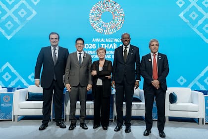 Kyriakos Pierrakakis, Ekniti Nitithanprapas, Kristalina Georgieva, Olayemi Cardoso y Luis Caputo, en las reuniones anuales del FMI y el Banco Mundial en Bangkok