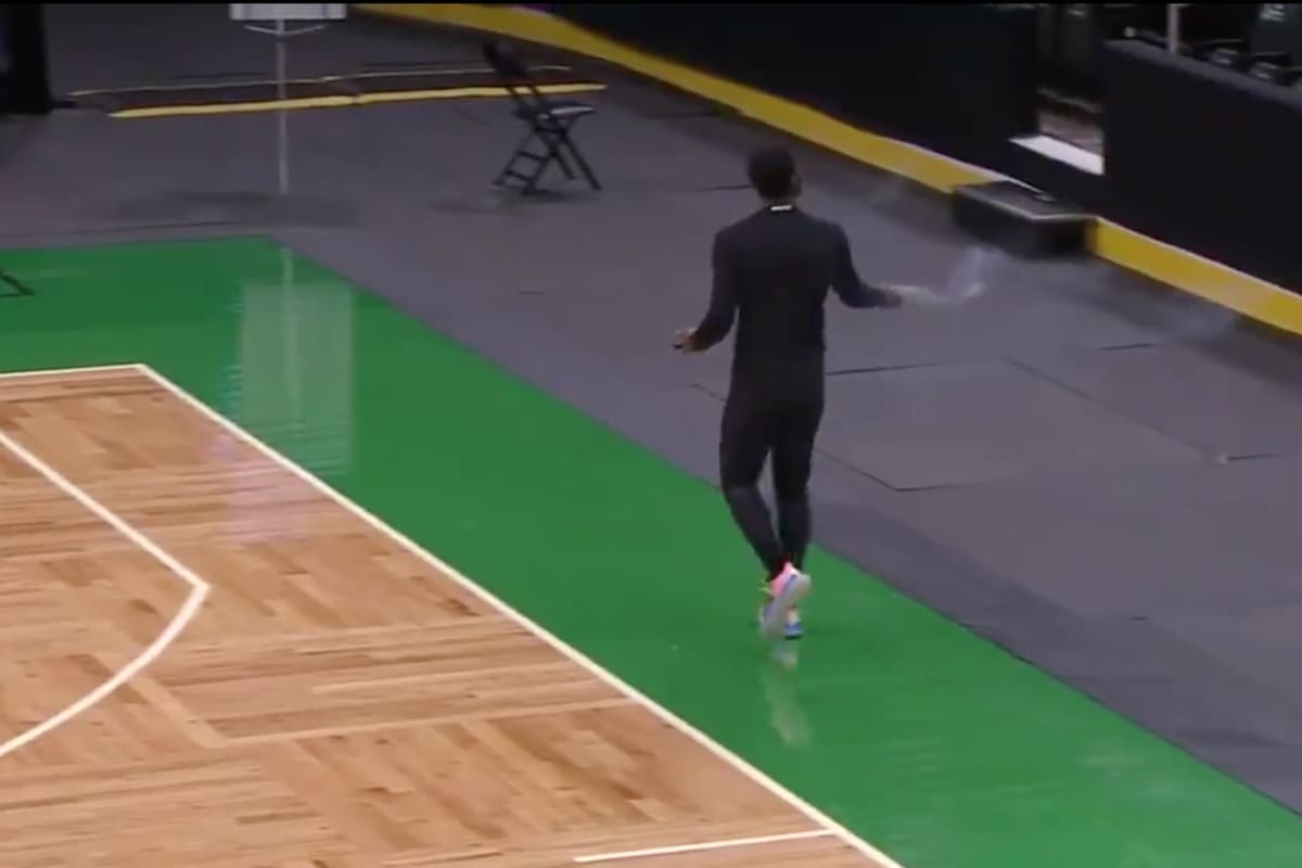 Kyrie Irving realizó un ritual Sioux para limpiar energías en el estadio de Boston Celtics y generó controversia