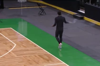 Kyrie Irving realizó un ritual Sioux para limpiar energías en el estadio de Boston Celtics y generó controversia