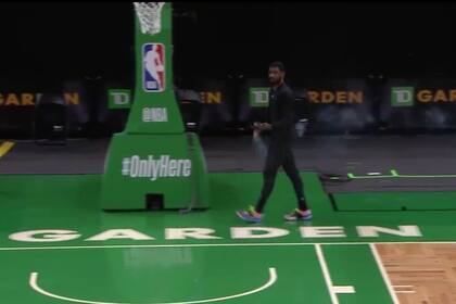 Kyrie Irving realizó un ritual Sioux para limpiar energías en el estadio de Boston Celtics y generó controversia