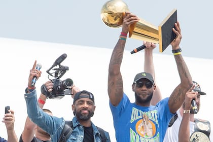 Kyrie Irving y LeBron James, campeones con Cleveland en 2016; "Nunca nos llevamos bien; fue un milagro que ganáramos un anillo en esa situación", dijo The King