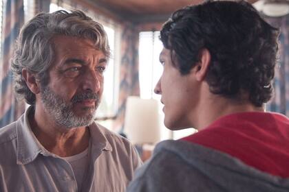 Ricardo Darín y El Chino Darín protagonizan La odisea de los giles; también fueron los productores junto al director