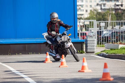 Motos. Es importante adquirir las habilidades necesarias en una pista para dominar las dos ruedas