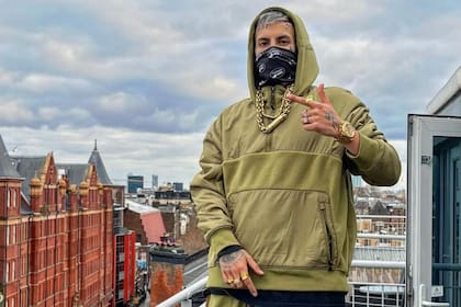 L-Gante subió una foto desde París y un detalle de su valija llamó la atención de sus seguidores