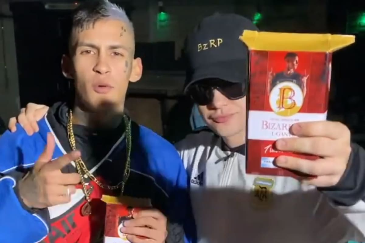 L-Gante y Bizarrap, con asado y vino en mano, festejando el éxito de su colaboración (Instagram)