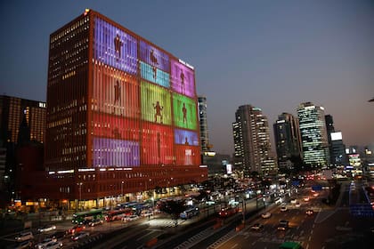 El lienzo del Seoul Square, la pantalla de LED más grande del mundo: tiene más de 42.000 lámparas y mide 99 x 78 metros en 19 pisos. Señoras en el Festival de Kimchi de Seúl, en el marco del Kimjang
