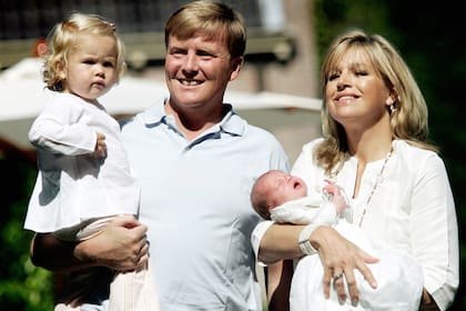 (L-R) Princess Catharina-Amalia, Prince Willem-Alexander, and Princess Maxima with newborn baby daughter Alexia pose at their residence Villa Eikenhorst in Wassenaar, the Netherlands July 17, 2005. The new princess, who was born on June 26, 2005, becomes third in line to Queen Beatrixs throne after