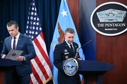 l secretario de Defensa de EE. UU., Pete Hegseth, y el jefe del Estado Mayor Conjunto, general Dan Caine, llegan a una conferencia de prensa sobre la acción militar estadounidense en Irán
