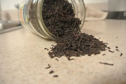 l té negro se elabora con la planta ‘Carmellia sinensis’, la misma de té verde, pero pasa por un proceso más largo para encontrar su calor marrón, sabor y olor fuerte.