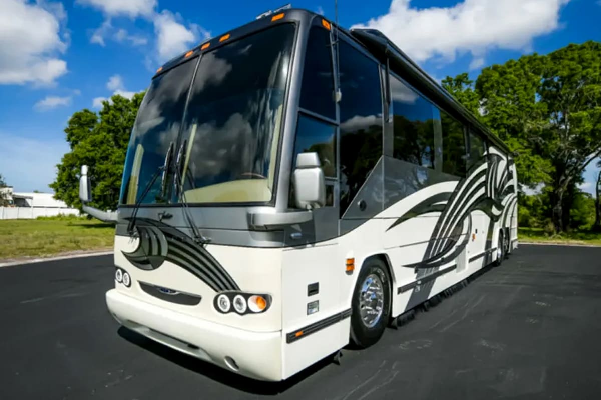 La 2007 Prevost Featherlite H3-45 tiene prácticamente todas las comodidades de un departamento