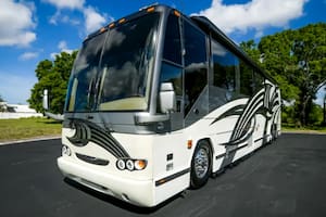 La 2007 Prevost Featherlite H3-45 tiene prácticamente todas las comodidades de un departamento
