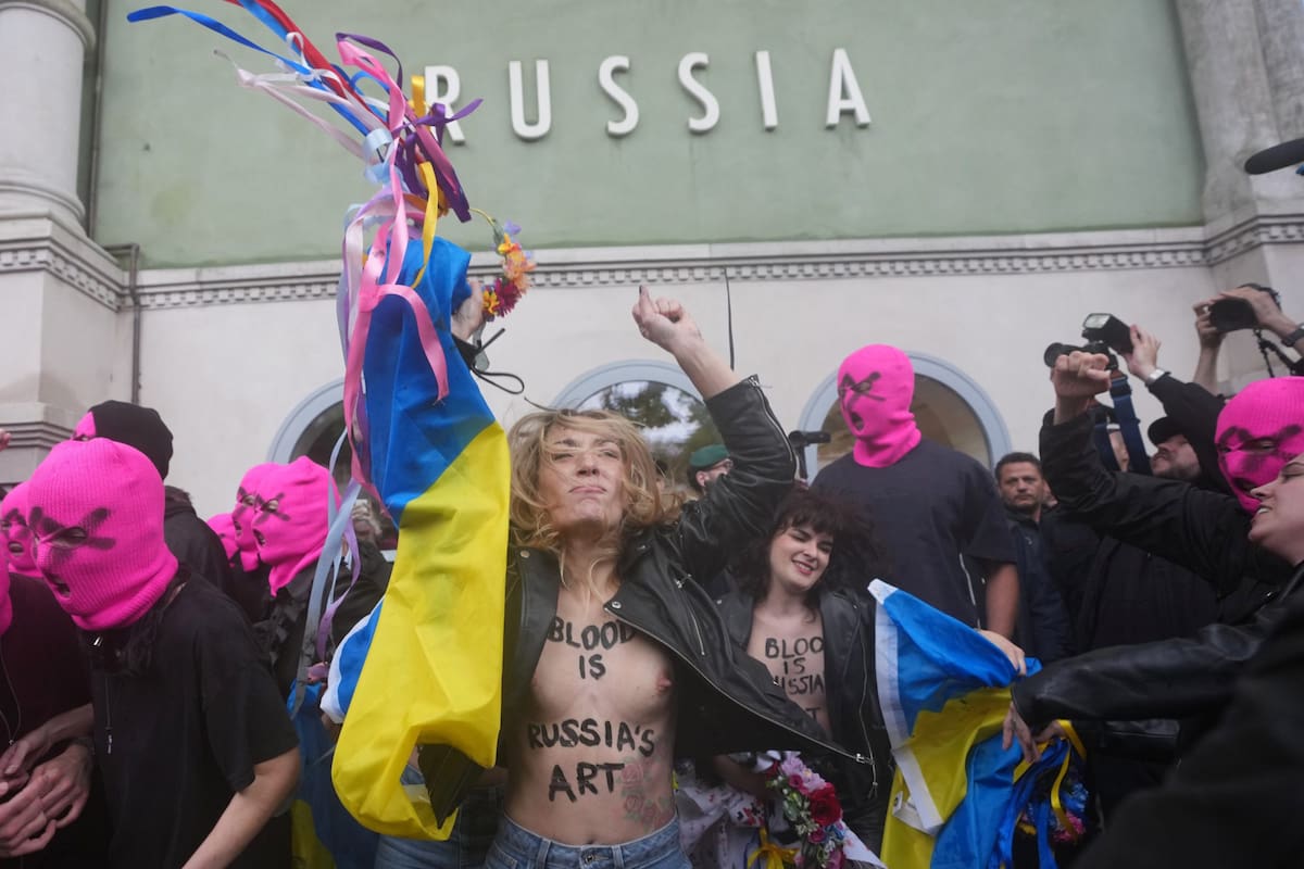 La 61ª edición de la Bienal de Venecia abrió oficialmente al público el sábado pasado y ya es considerada una de las más conflictivas de los últimos años; protestas y renuncias marcan la agenda del evento artístico más convocante