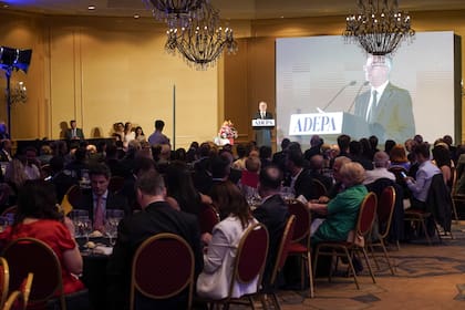 La 61° Cena Anual de ADEPA. "En esta cena están los representantes de los distintos poderes del Estado, referentes de las distintas agrupaciones políticas, la dirigencia empresarial y sindical, los credos y las organizaciones no gubernamentales, la Nación y las provincias. La sana tensión entre el periodismo y el Poder es inherente al rol de la prensa en la Democracia. El día en que no exista, evidentemente alguno no estará cumpliendo bien su función", señaló el presidente de ADEPA