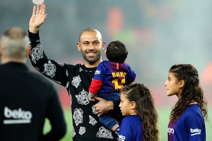 La despedida de Mascherano de Barcelona, acompa?ado por sus hijos en el Camp Nou
