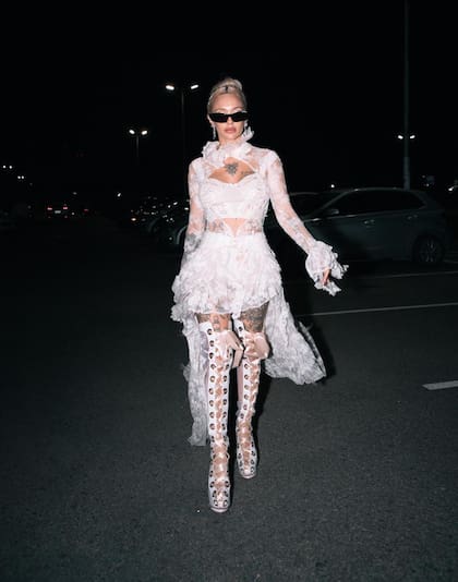La Joaqui deslumbró en su entrada al Centro de Convenciones, donde Kosiuko abrió el Bafweek anoche. La cantante optó por un look off white y unos lentes de sol negros ovalados que dio que hablar