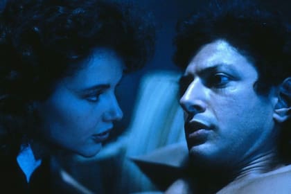 Davis y Goldblum se conocían muy bien antes de comenzar el rodaje (habían trabajado juntos y en ese momento eran pareja en la vida real) y estaban más que dispuestos a seguir a Cronenberg en sus propuestas más arriesgadas: algunas escenas de sexo, por caso, fueron abandonadas a pedido de los directo