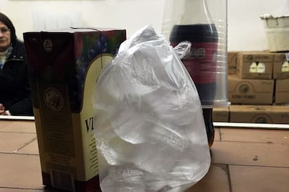 El combo de vino, hielo y gaseosa es un clásico que en el baile es más popular que el fernet