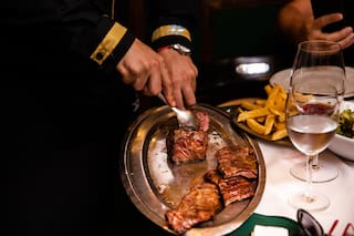 La icónica parrilla de San Telmo que inventó el corte de la carne con cuchara y que "los extranjeros no lo pueden creer"