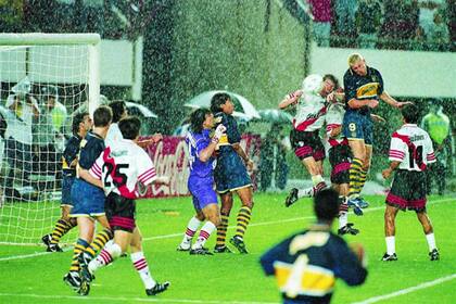 Bajo una llovizna épica, Palermo gana en lo alto y su cabezazo se convertirá en el 2 a 1 final de Boca a River