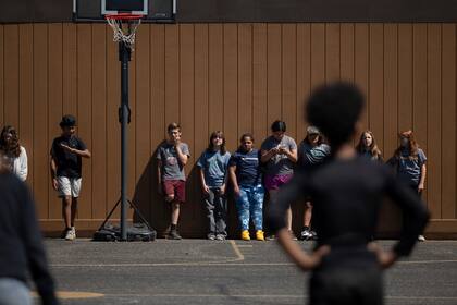 La AB 49, conocida como California Safe Haven Schools Act, establece a las escuelas públicas como zonas protegidas