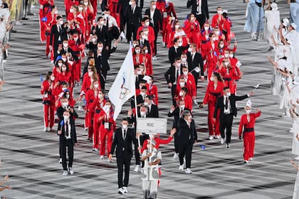 La abanderada de ROC, Sofya Velikaya, y el abanderado, Maxim Mikhaylov, desfilan durante la ceremonia de apertura de los Juegos Olímpicos de Tokio 2020, en el Estadio Olímpico de Tokio
