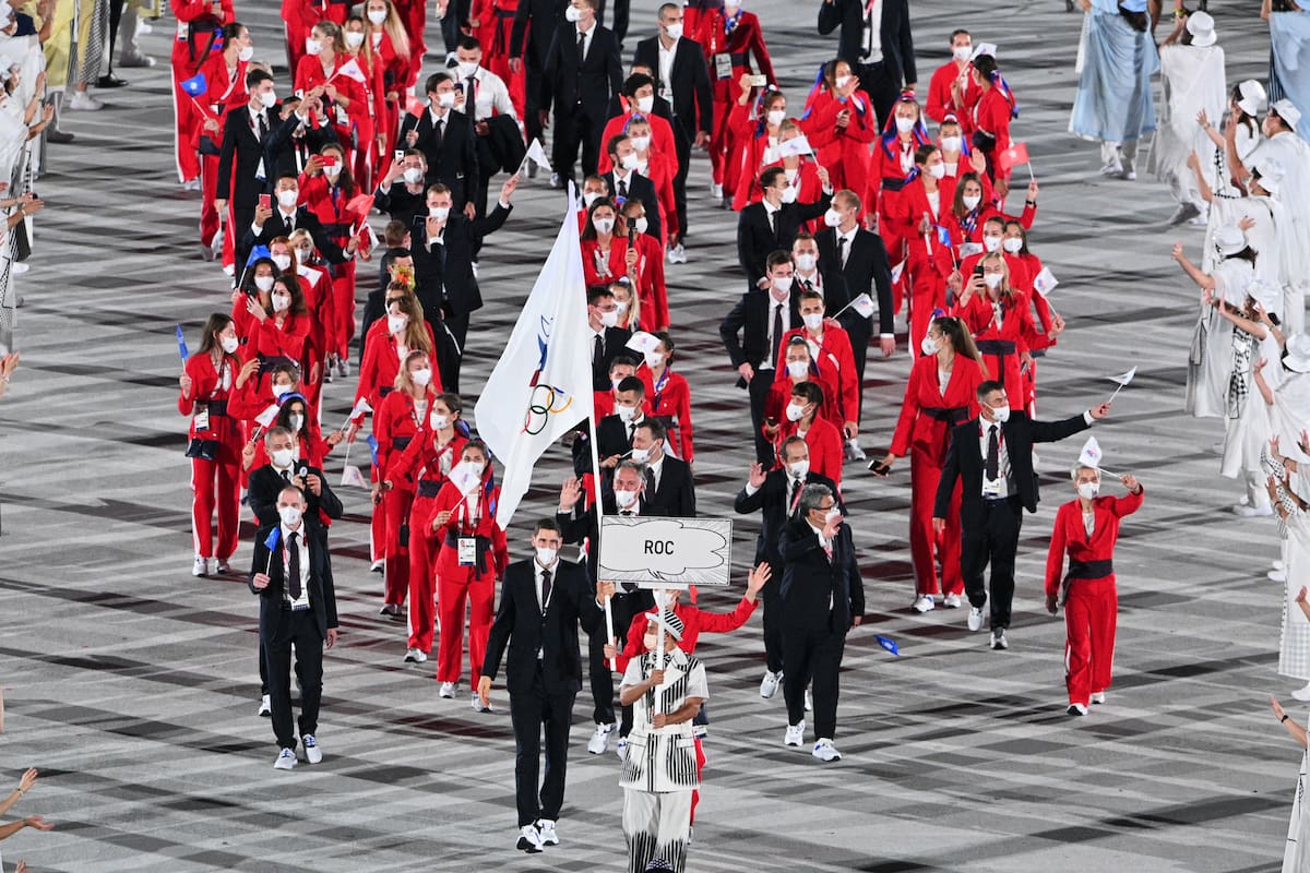 La abanderada de Rusia (ROC), Sofya Velikaya, y el abanderado de Rusia, Maxim Mikhaylov, desfilan durante la ceremonia de apertura de los Juegos Olímpicos de Tokio 2020, en el Estadio Olímpico de Tokio, el 23 de julio de 2021