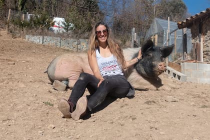 La abogada argentina especialista en derecho animal Angélica Miotti y Liam.
