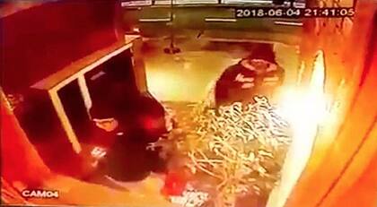 La abogada Bonanno al llegar al edificio de Belgrano donde vivían las víctimas y detrás de ella el supuesto sicario