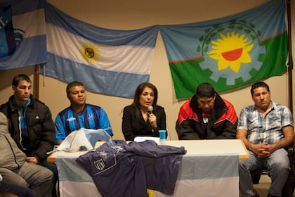 La abogada Débora Hambo rodeada por los barras de los distintos equipos