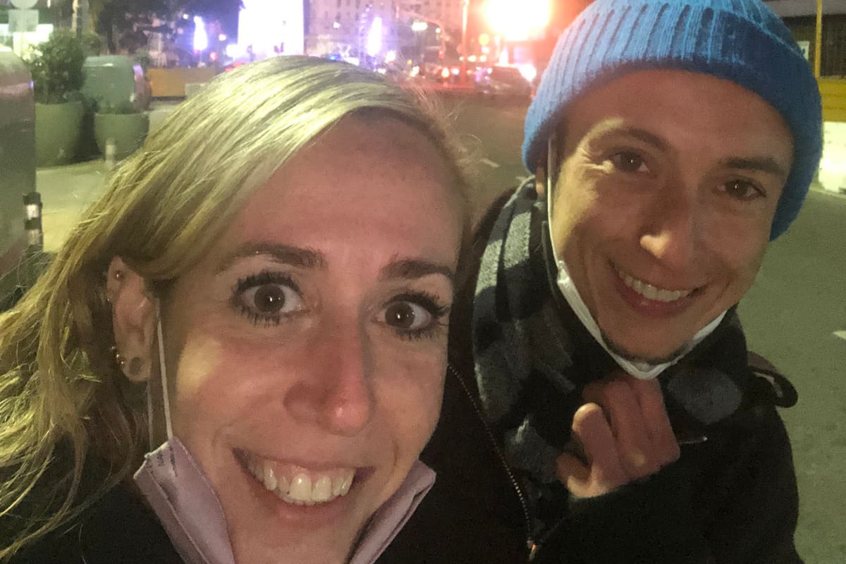 La abogada Eleonora Damm, junto a Gerónimo Carolina, una de las primeras personas no binarias en tener su DNI