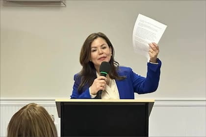 La abogada experta en inmigración sostuvo que el nuevo proceso de revisión de los migrantes con green card "va más allá del sistema habitual"