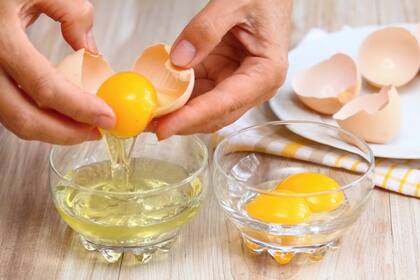 La absorción de las proteínas del huevo crudo es menor a comparación con la del huevo cocido