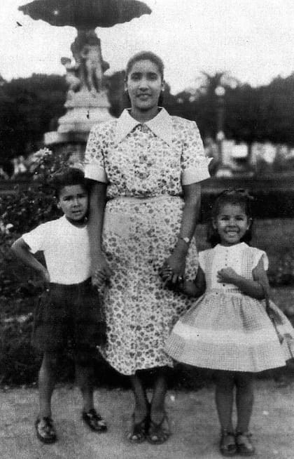La abuela Antonia con Víctor y María Cristina de la mano.