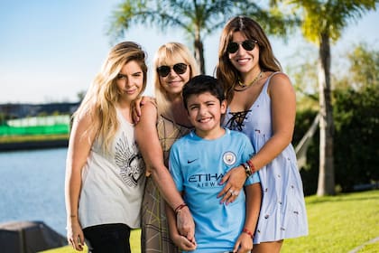 Claudia junto a Dalma, Gianinna y su hijo, Benjamín Agüero