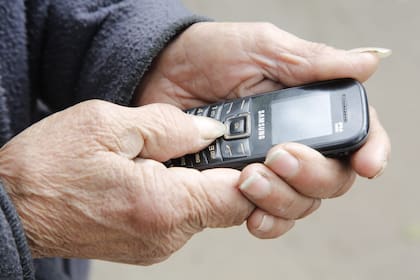La abuela de Loan muestra su celular durante la entrevista